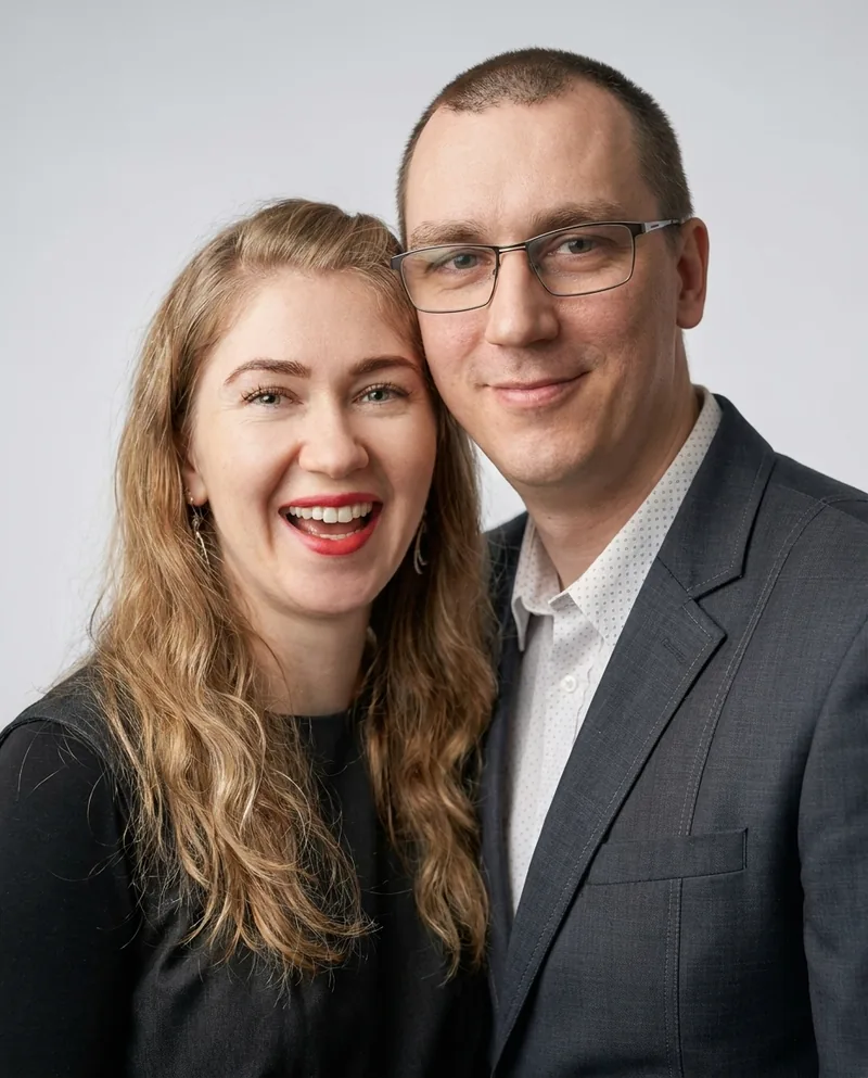 Portret dwóch uśmiechniętych osób w jasnym, studyjnym ujęciu